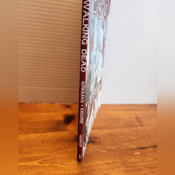 The Walking Dead, Vol. 1: Days Gone Bye Mature TPB Image Comics - Picture 3 of 3